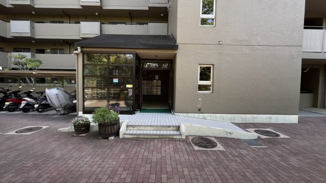 千里中央パーク・ヒルズE棟のエントランス|スロープもあるので、ベビーカーや車いすでもご利用いただけます。
