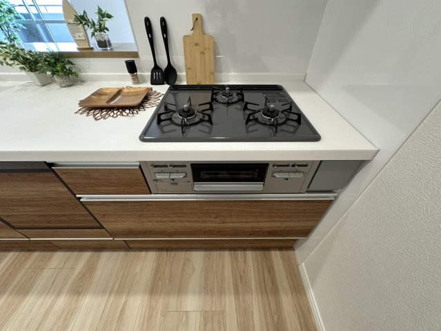 千里中央パーク・ヒルズE棟のキッチン|３口コンロなので効率的に調理できます。ビルトイン食洗器もあります。