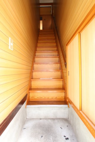 町屋3丁目戸建て2階の玄関