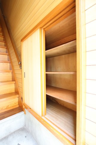 町屋3丁目戸建て2階の収納