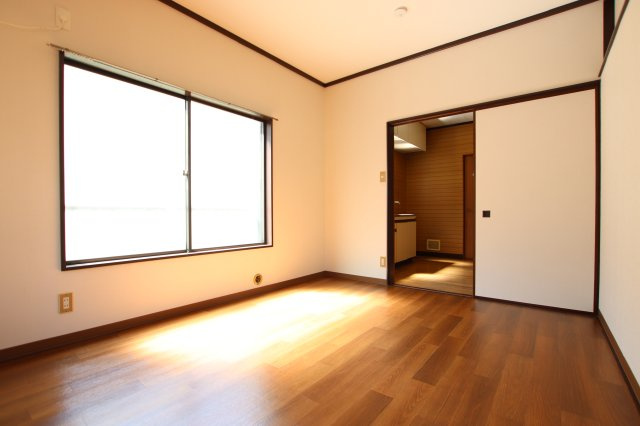 町屋3丁目戸建て2階の居間・リビング