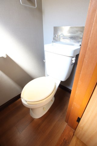 町屋3丁目戸建て2階のトイレ