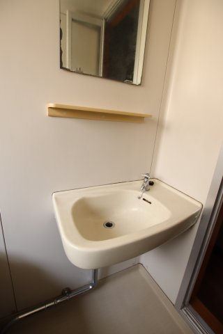 町屋3丁目戸建て2階の洗面所