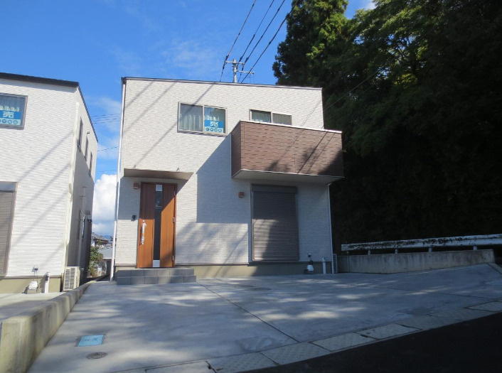【南東角地☆】香南市野市町父養寺　未入居一戸建ての外観|木目アクセントが映えるシンプルモダンな一邸