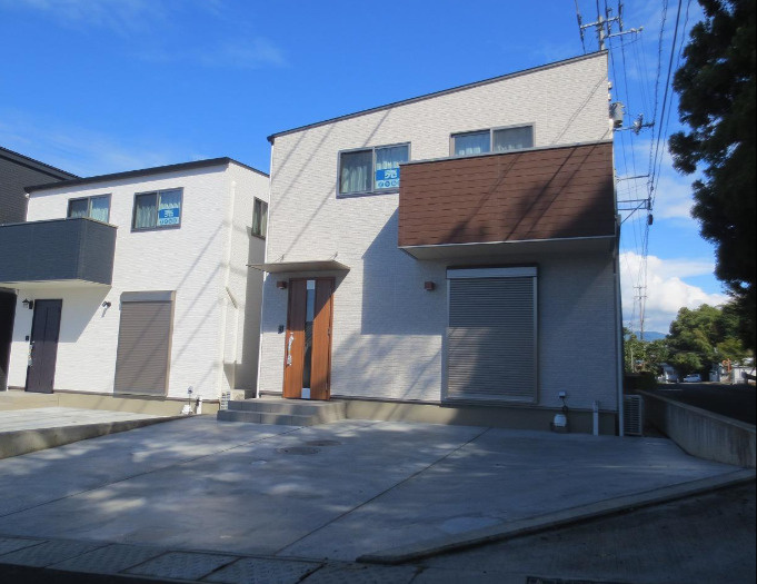 【南東角地☆】香南市野市町父養寺　未入居一戸建ての外観|ゆとりの駐車スペースで来客も安心◎