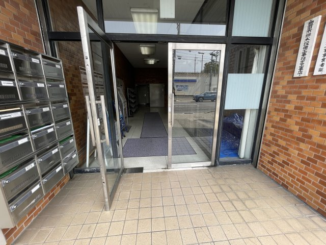 神田町 西山地産ビルのエントランス