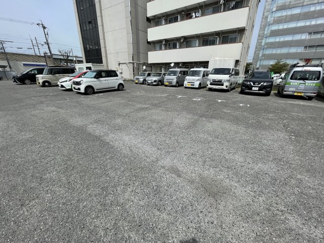 神田町 西山地産ビルの駐車場