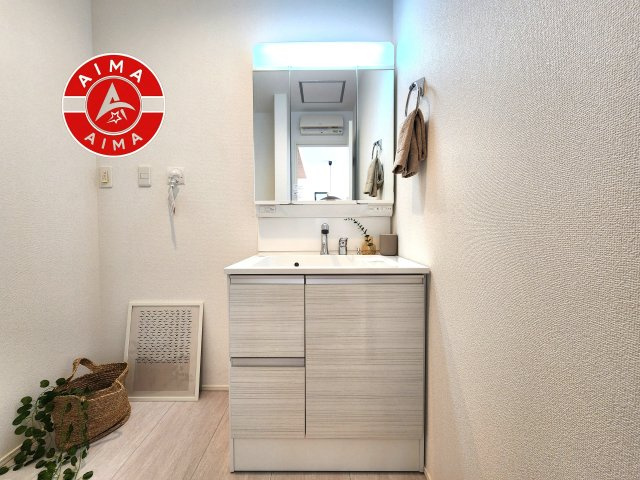 福岡市城南区樋井川2丁目第4-2棟（1号棟）の独立洗面台|毎日使うものだから清潔な空間を保ちたい水回り。洗面にはそんな願いを解消させてくれる収納アイデアが満載です。三面鏡の裏側にはキャビネットが現れ小物から背の高い物まで収納できます。