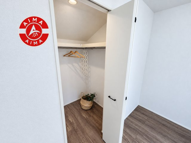 福岡市城南区樋井川2丁目第4-2棟（1号棟）の収納|洋服や大きな荷物が多い方や人数の多いご家族などは、一般的なクローゼットよりもウォークインクローゼットのほうが使い勝手が良いです。