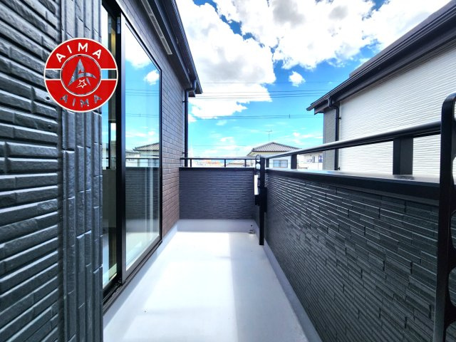 福岡市城南区樋井川2丁目第4-2棟（1号棟）のバルコニー|風をしっかりと感じられるバルコニーでは、毎日が洗濯日和です。広々としているので洗濯も楽しくなるでしょうし、気分転換にバルコニーからの眺めを楽しむのもいいでしょう。