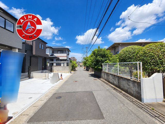 福岡市城南区樋井川2丁目第4-2棟（1号棟）の前面道路含む現地写真|前面道路は閑静な住宅地をはしる車通りの少ない道路。お車の出し入れが苦手なママや小さなお子様にも安心ですね。しっかり舗装もされているので、ベビーカーや自転車で通っても快適に通行できます。