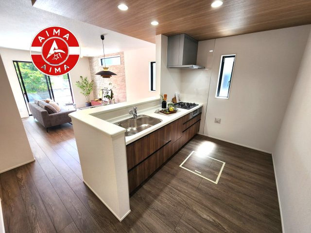 福岡市城南区樋井川2丁目第4-2棟（1号棟）のキッチン|ダイニングテーブルへの配膳がラクラク、お料理はかどるカウンター付きシステムキッチン！