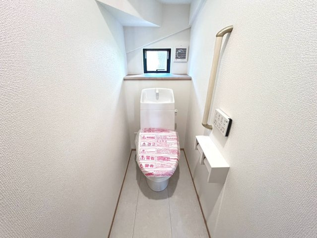 ハートフルタウン　一宮市西五城　全1区画分譲のトイレ|超表面平滑加工とイオンパワーの「セフィオンテクト」加工で、汚れが付きにくく落ちやすい仕様です。