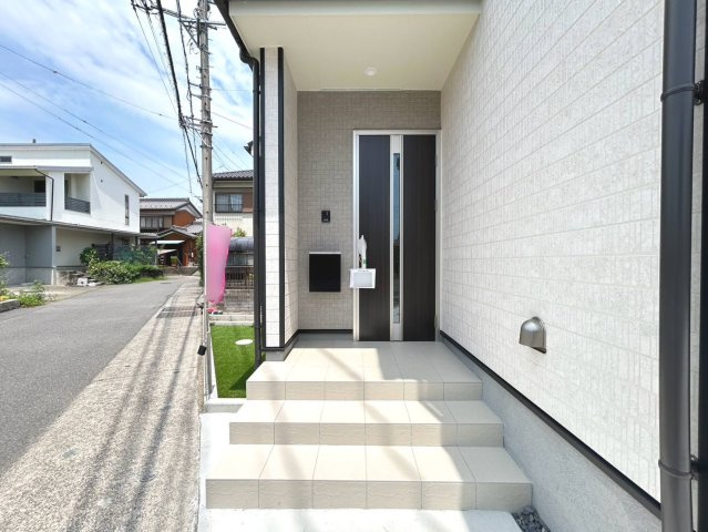 ハートフルタウン　一宮市西五城　全1区画分譲の玄関|玄関ドアの鍵はディンプルキーと内側はサムターンキーになっており防犯性の高い仕様になっています。