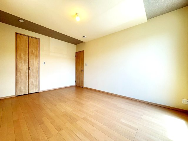 市バス「樋爪」停徒歩６分◆オール電化◆全居室６帖以上◆収納豊富◆伏見区羽束師古川町の洋室|洋室