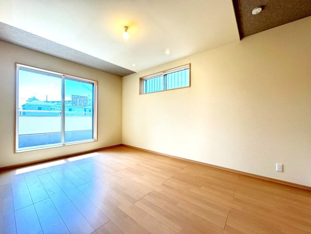 市バス「樋爪」停徒歩６分◆オール電化◆全居室６帖以上◆収納豊富◆伏見区羽束師古川町の洋室|洋室