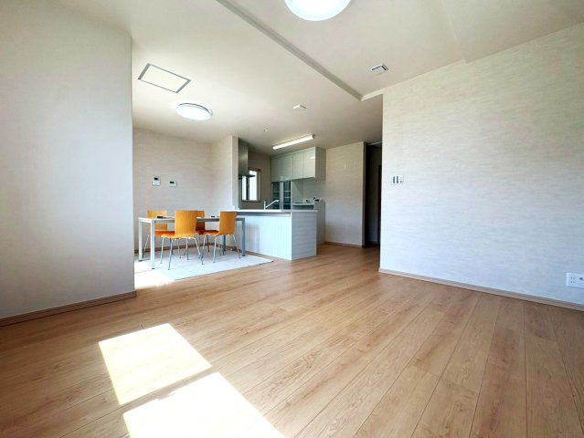 市バス「樋爪」停徒歩６分◆オール電化◆全居室６帖以上◆収納豊富◆伏見区羽束師古川町の居間・リビング|リビング