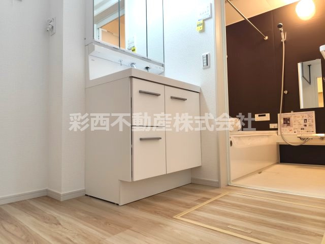川越市小仙波町新築戸建の脱衣所|脱衣所はスペースが広く、清潔感たっぷり