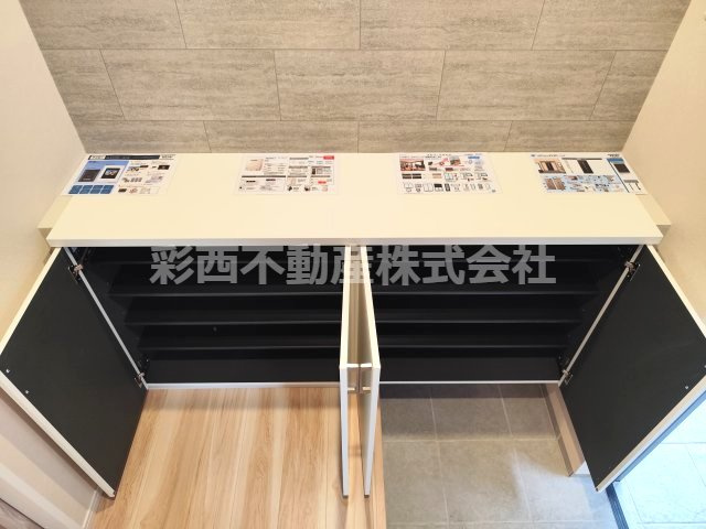 川越市小仙波町新築戸建の玄関|下駄箱も扉が広く使い勝手◎です