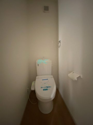 【トイレ】 | 別保２丁目　１期４号地 | 白を基調とした清潔感のあるトイレ。
トイレ洗浄機能付きを標準完備、清潔な空間が印象的です。