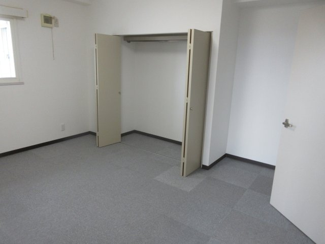 帯広16丁目ビルの洋室