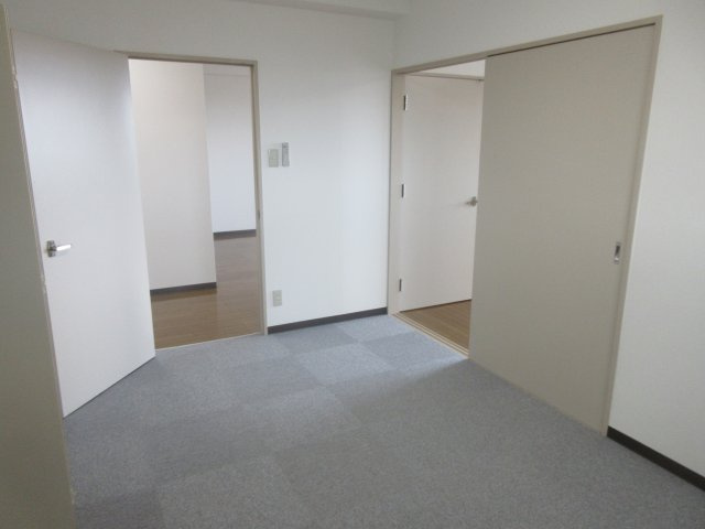 帯広16丁目ビルの洋室