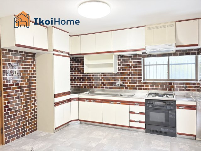 神戸市西区押部谷町木幡　中古戸建のキッチン|●年中無休：当日予約可●キッチンになります。小窓ございますので通気・換気良好です！吊戸棚完備！。