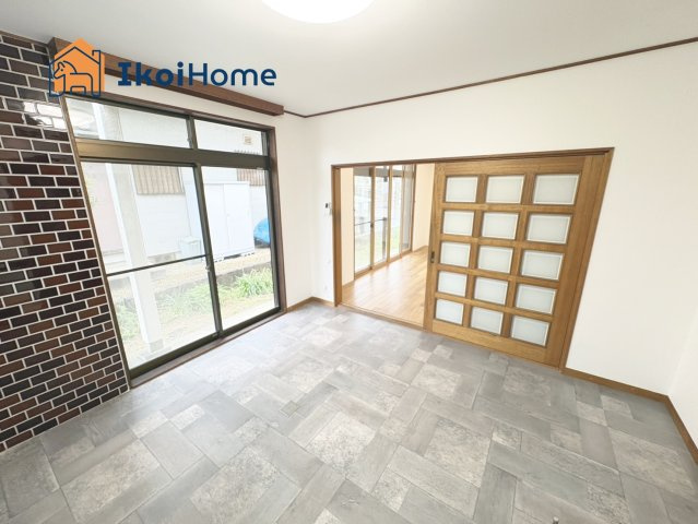 神戸市西区押部谷町木幡　中古戸建のキッチン|●年中無休：当日予約可●ダイニングキッチン8帖になります。2庭に繋がる大きな窓もございます。