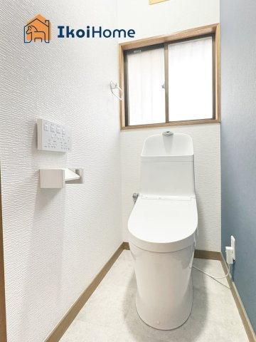 神戸市西区押部谷町木幡　中古戸建のトイレ|1階ウォシュレット機能付きトイレになります。小窓付きで換気良好、ゆったりとしております！