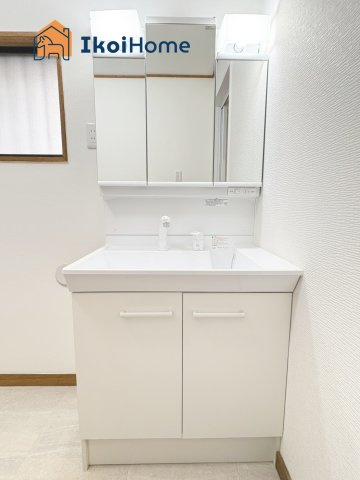 神戸市西区押部谷町木幡　中古戸建の洗面所|●年中無休：当日予約可●洗面台になります。収納も豊富な三面鏡タイプが設置されております。