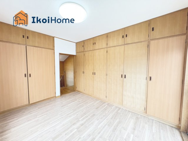 神戸市西区押部谷町木幡　中古戸建の収納|●年中無休：当日予約可●2階洋室6帖になります。壁一面の収納がありますので、沢山収納出来て便利ですね。