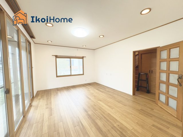 神戸市西区押部谷町木幡　中古戸建の居間・リビング|●年中無休：当日予約可●リビングは長方形で家具を配置しやすい間取りになっています。