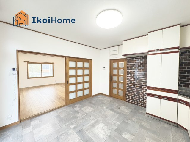 神戸市西区押部谷町木幡　中古戸建の内装|●年中無休：当日予約可●キッチンスペースには上にも下にも収納が豊富にございます