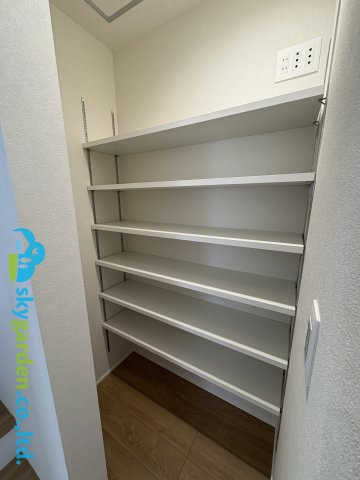 高座郡寒川町小谷三丁目　新築戸建　B号棟の収納|キッチン奥のパントリー
