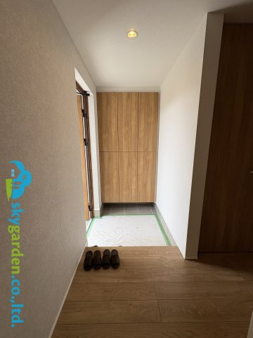 高座郡寒川町小谷三丁目　新築戸建　B号棟の玄関|落ち着いた雰囲気の玄関ホール