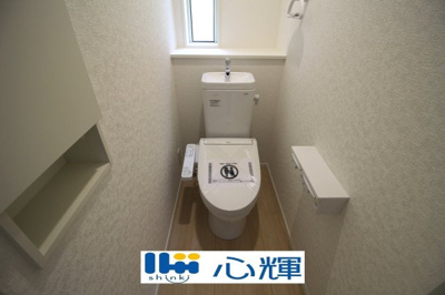 【トイレ】 | クレイドルガーデン山陽小野田市南竜王町 第1（2号棟） | いつまでも清潔な空間であって頂けますように、汚れをふき取り易いフロアと壁紙をチョイス致しました。
