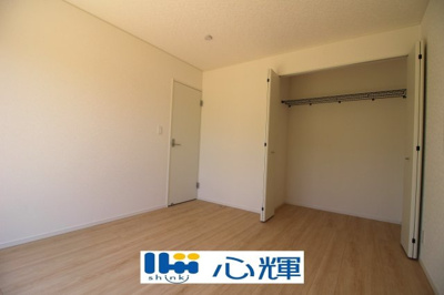 【洋室】 | クレイドルガーデン山陽小野田市南竜王町 第1（2号棟） | 収納たっぷりなのでお荷物の多いご家庭でもすっきりと収納出来ます。