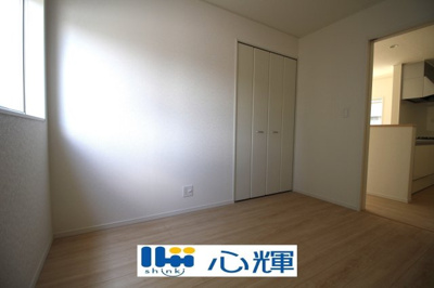 【洋室】 | クレイドルガーデン山陽小野田市南竜王町 第1（2号棟） | 明るさを基調とした部屋は、光を反射するので部屋を明るく美しく見せる効果もあります。