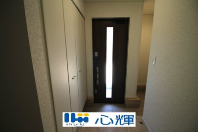 【玄関】 | クレイドルガーデン山陽小野田市南竜王町 第1（2号棟） | たくさんある靴もすべて収納して頂け、玄関をスッキリ綺麗な空間にまとめます。


