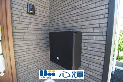 【設備】 | クレイドルガーデン山陽小野田市南竜王町 第1（2号棟） | 玄関に設置の宅配ボックスは外出で不在の時も荷物の受け取りが可能です♪
