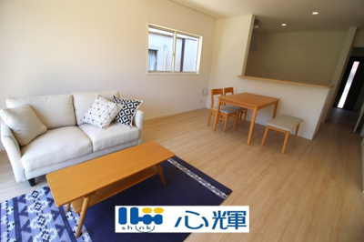 【居間・リビング】 | クレイドルガーデン山陽小野田市南竜王町 第1（2号棟） | 家族が集う開放的な自由空間。季節ごとに壁飾りや家具の配置を変えて楽しんでみるのはいかがですか。