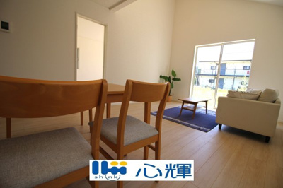 【居間・リビング】 | クレイドルガーデン山陽小野田市南竜王町 第1（2号棟） | 降り注ぐ陽光をいっぱいに浴び、メインライトと共に室内全体が明るい・開放感のあるＬＤＫ。