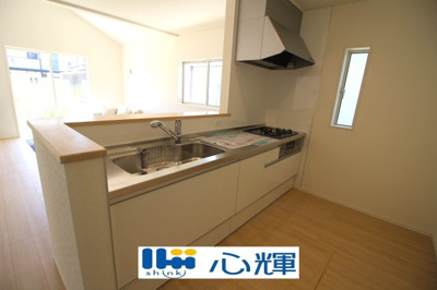 【キッチン】 | クレイドルガーデン山陽小野田市南竜王町 第1（2号棟） | 充分なスペースを実現したキッチン空間となっています。寛ぐ方とお料理をされる方の一体感を重視した設計。