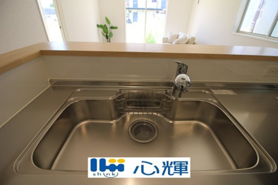 【キッチン】 | クレイドルガーデン山陽小野田市南竜王町 第1（2号棟） | 浄水器付きです。水栓は先端が引き出せるのでシンクの隅々まで水が届きます。


