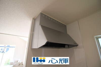 【キッチン】 | クレイドルガーデン山陽小野田市南竜王町 第1（2号棟） | 最新タイプのレンジフードは吸引性能も良好！お手入れもカンタンです。
