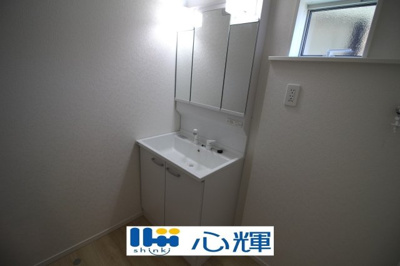【独立洗面台】 | クレイドルガーデン山陽小野田市南竜王町 第1（2号棟） | 平日の朝であっても落ち着きと寛ぎを感じられ、スムーズに身支度が完了します。