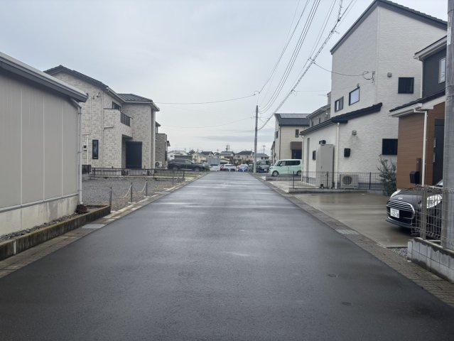 宇都宮市西川田本町３丁目　戸建の前面道路含む現地写真