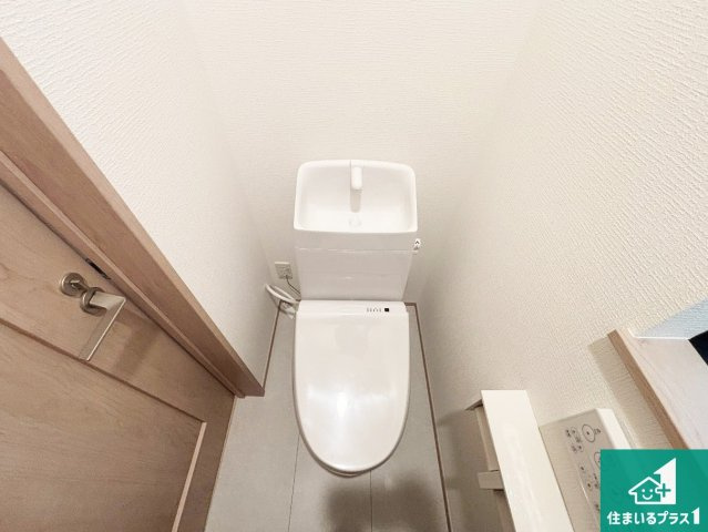 現地案内可能！枚方市長尾東町　新築一戸建てのトイレ|1・2階の2ヶ所にあるので、朝の忙しい時間の順番待ちもなく、深夜の利用にも大変便利です。