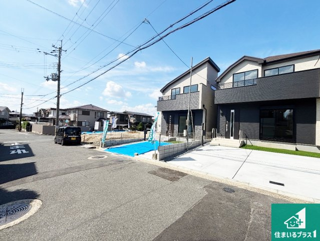 現地案内可能！枚方市長尾東町　新築一戸建ての前面道路含む現地写真|周辺は閑静な住宅街！前面道路広々で車の出し入れも便利です。駐車が苦手な方でも安心して車庫入れできます！