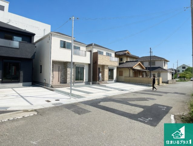 姫路市玉手　第1期　新築一戸建ての前面道路含む現地写真|周辺は閑静な住宅街！前面道路広々で車の出し入れも便利です。駐車が苦手な方でも安心して車庫入れできます！